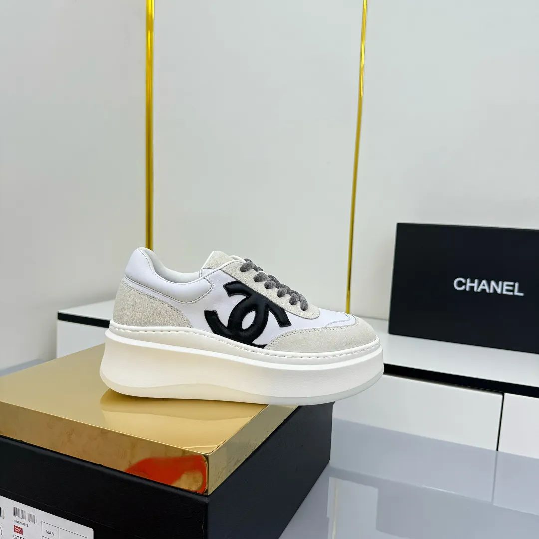 👟👟Ex-factory price 660👟👟 Top version! Chanel Chanel panda shoes! 2025 counter's top casual sports shoes. This classic design; the upper is electro-embroidered with a variety of techniques; the outsole is fashionable and sporty; the unusual inclusion of a variety of color matching elements... The diversified mix and match is very good-looking and versatile, and can be used for leisure, fashion, sports, and outdoor... ꫛꫀꪝ Go➫ Materials: ❶Upper made of: original imported first-layer silk cowhide + original waterproof cloth + original first-layer cowhide ❷Inner lining: Original Yangli+wang ❸ Outsole based on: Original TPU combination outsole Counter boutique packaging complete set for women 35–41